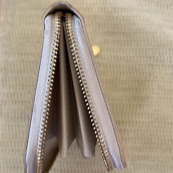 LOUIS VUITTON VERNIS Yellow Zippy Wallet - Picture 7 of 10